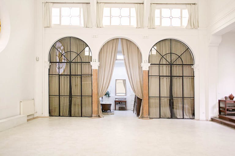 Stunning Space in Vibrant Bastille - Image 4