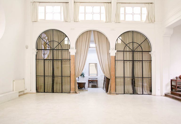 Stunning Space in Vibrant Bastille - Image 4