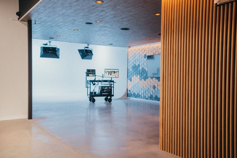 Luxurious, ground-level Soundstage with gorgeous lounge, large garage door and private parking - Image 3