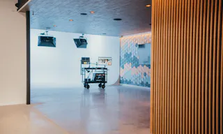 Luxurious, ground-level Soundstage with gorgeous lounge, large garage door and private parking - Image 3