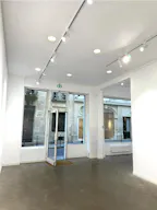 Showroom with a large storefront in Le Marais - Image 3