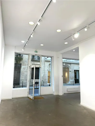 Showroom with a large storefront in Le Marais - Image 3