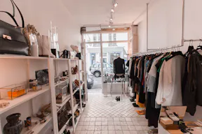 Compact Pop-Up Store in Le Marais - Image 1