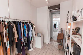 Compact Pop-Up Store in Le Marais - Image 2