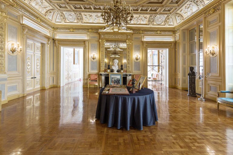 Venue Close to Place de la Bourse - Image 1