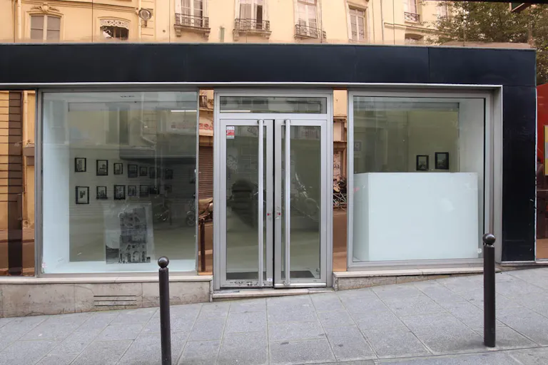 Modern Shop in Vibrant Sentier - Image 1