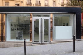 Modern Shop in Vibrant Sentier - Image 1