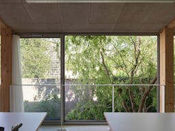 Espace de 100m2 de type atelier connect� � un jardin et � la rue-lieu polyvalent et charmant - Image 4