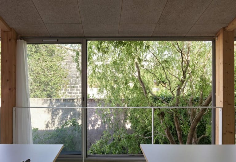 Espace de 100m2 de type atelier connect� � un jardin et � la rue-lieu polyvalent et charmant - Image 4