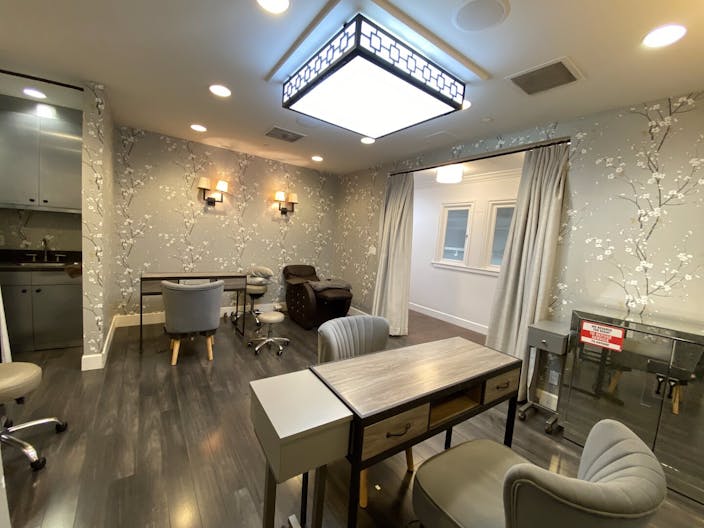 Luxury Accommodations, 90210 Convenience. - Image 4