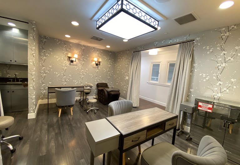 Luxury Accommodations, 90210 Convenience. - Image 4