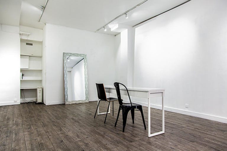 Contemporary Gallery Space in Le Marais - Image 2