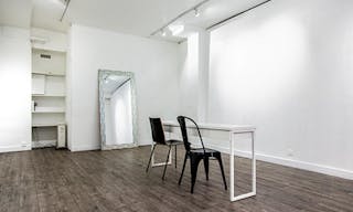 Contemporary Gallery Space in Le Marais - Image 2