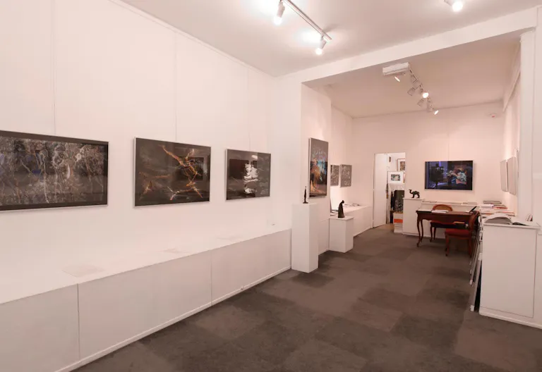 Contemporary Shop in Louvre-Rivoli - Image 1