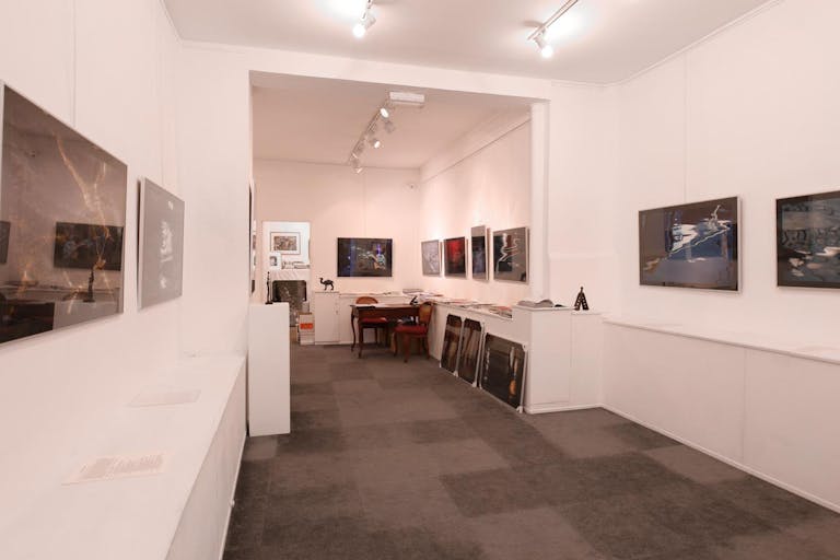 Contemporary Shop in Louvre-Rivoli - Image 2