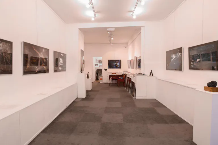 Contemporary Shop in Louvre-Rivoli - Image 3