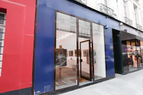 Contemporary Shop in Louvre-Rivoli - Image 4
