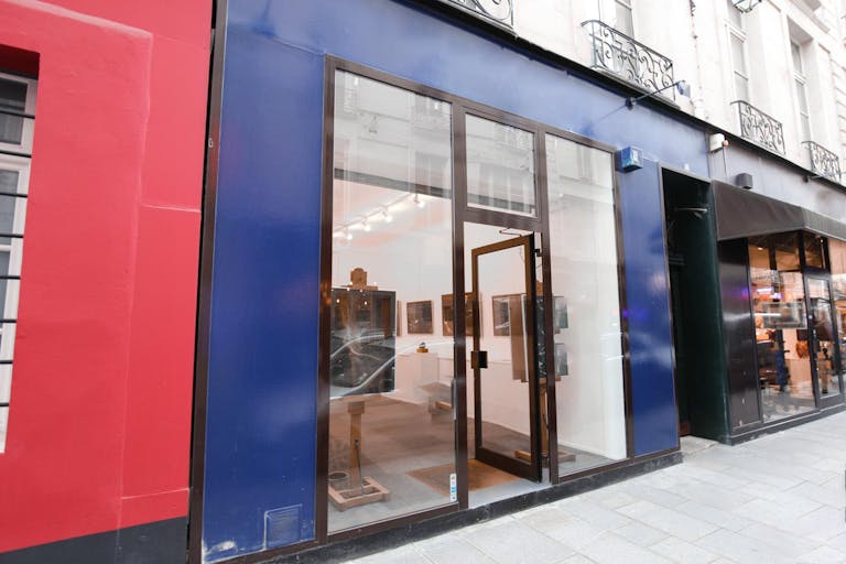 Contemporary Shop in Louvre-Rivoli - Image 4