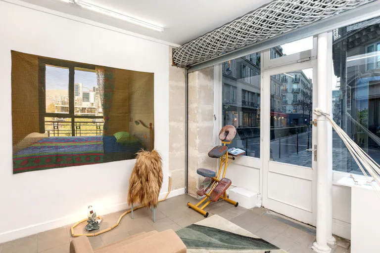 Cozy Le Marais Retail Space - Image 2