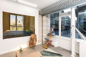 Cozy Le Marais Retail Space - Image 2