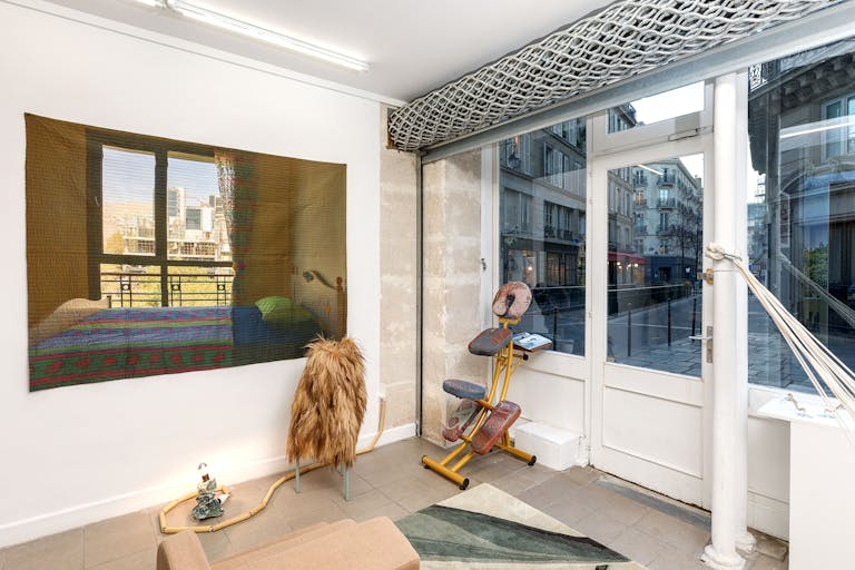 Cozy Le Marais Retail Space - Image 2