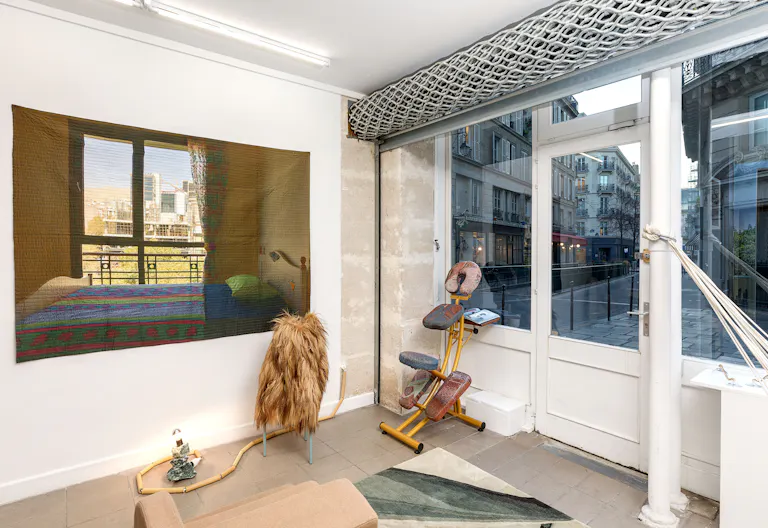 Cozy Le Marais Retail Space - Image 2