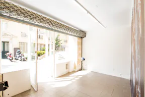 Cozy Le Marais Retail Space - Image 4