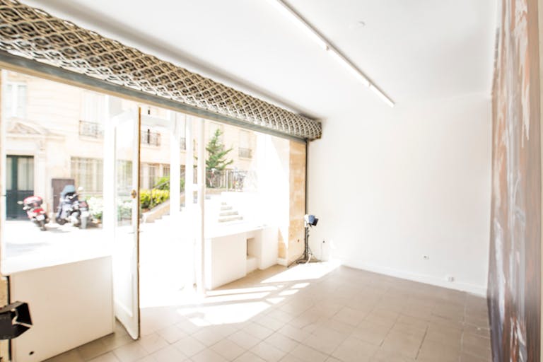 Cozy Le Marais Retail Space - Image 4