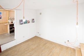 Cozy Le Marais Retail Space - Image 5