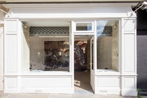 Cozy Le Marais Retail Space - Image 6
