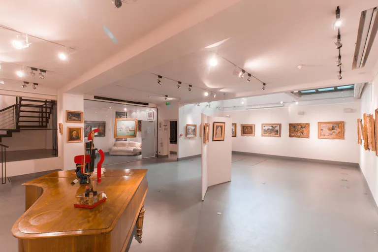 Spacious Showroom in Vaugirard - Image 1
