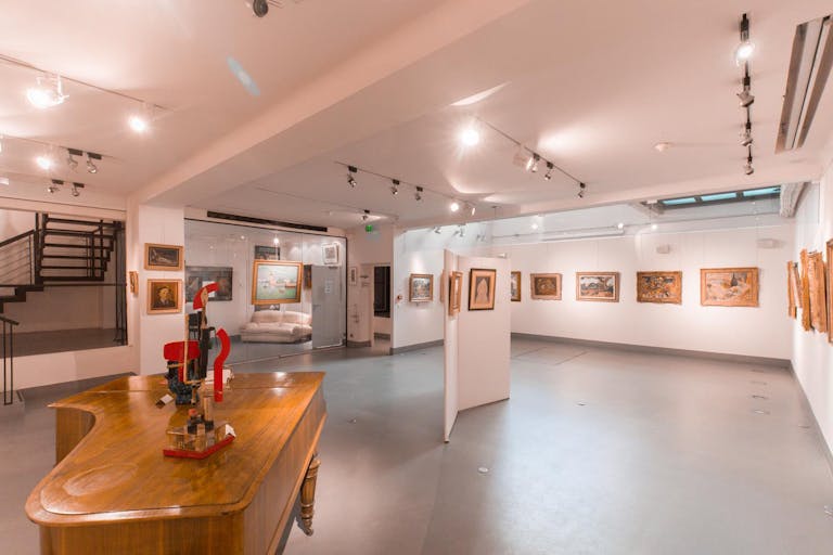 Spacious Showroom in Vaugirard - Image 1