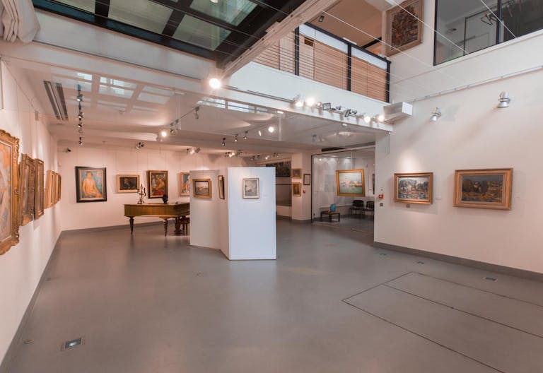 Spacious Showroom in Vaugirard - Image 2