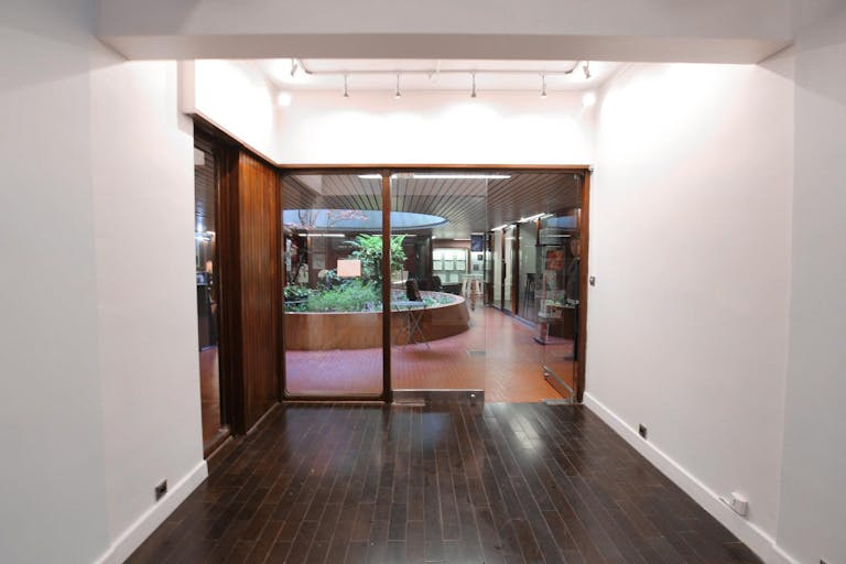 Art gallery Close to Champ de Mars - Image 0