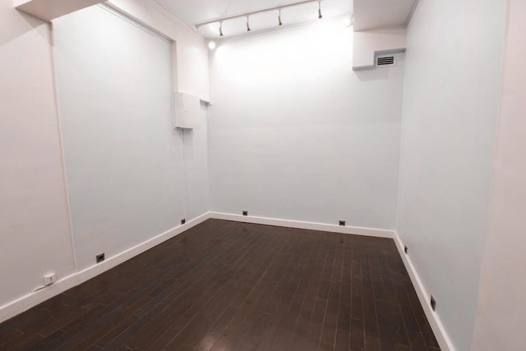 Art gallery Close to Champ de Mars - Image 2