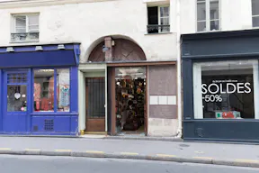 Cozy Shop in Historic Le Marais - Image 3