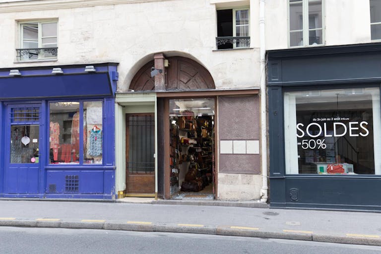 Cozy Shop in Historic Le Marais - Image 3