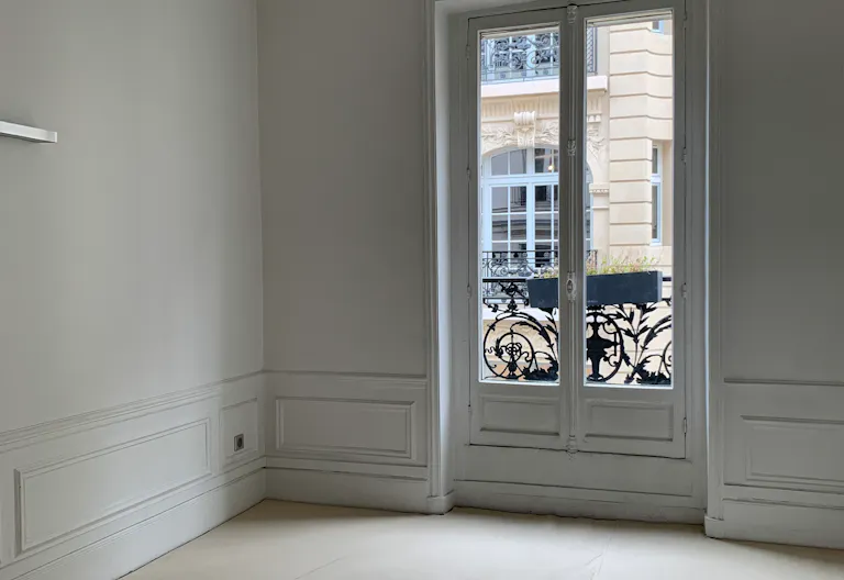 Parisian Showroom in the 7th Arr. - Image 1
