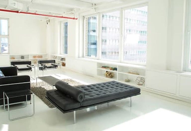 Modern Loft Showroom in Midtown - Image 1