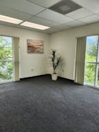 Doral unique office space with spectacular lake views - Image 7