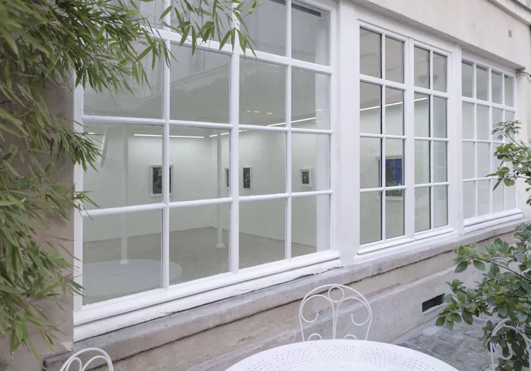 Courtyard gallery near Place des Vosges - Image 4