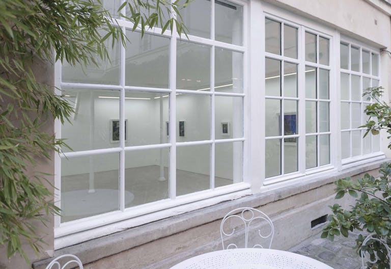 Courtyard gallery near Place des Vosges - Image 4