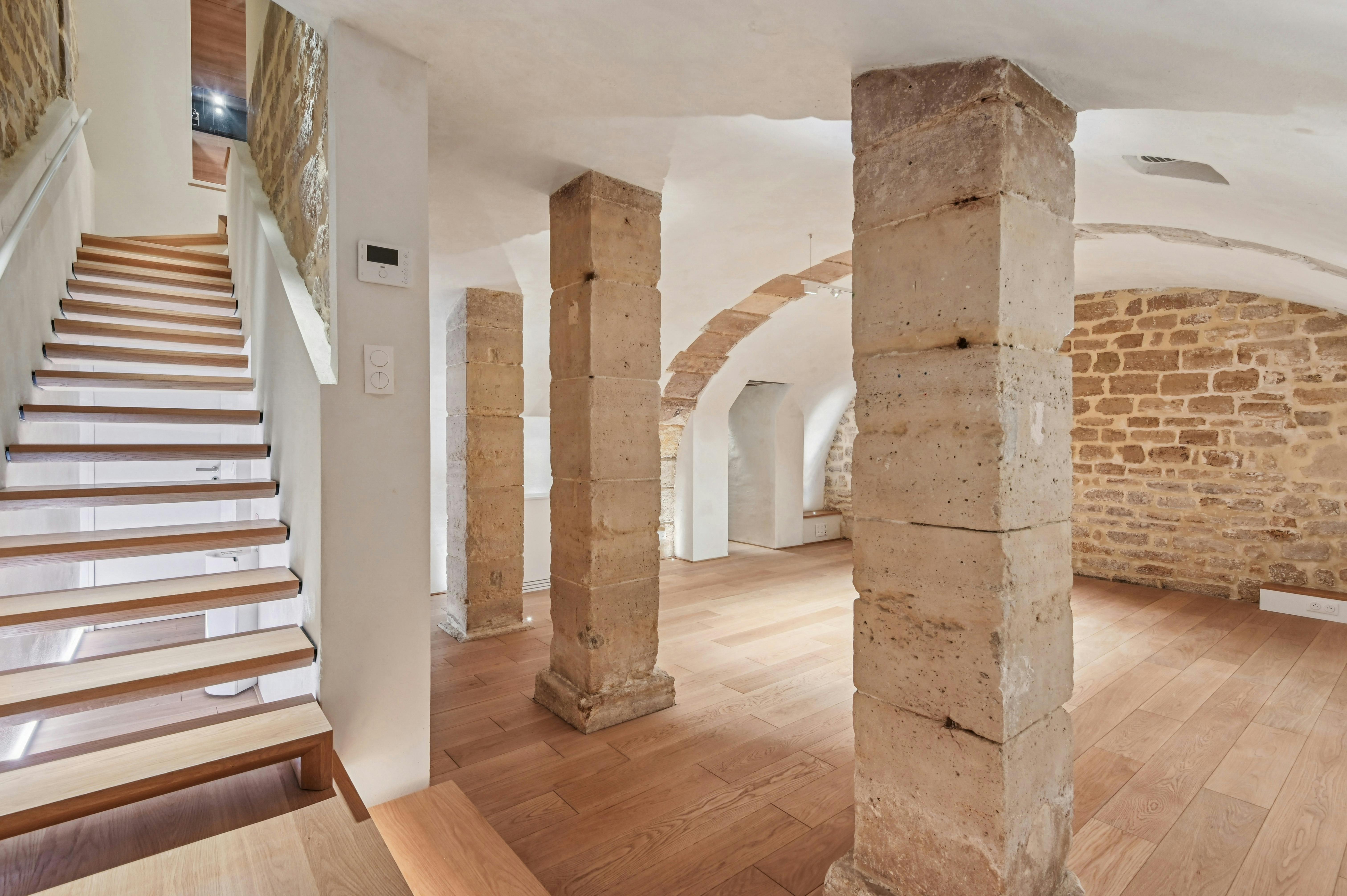 Elegant Gallery and Showroom on Rue du Roi Doré, Paris