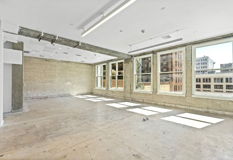 NATURAL LIGHT LOFT | DTLA SKYLINE VIEW | PRIVATE HAIR, MAKEUP AND VANITY SPACE - Image 0