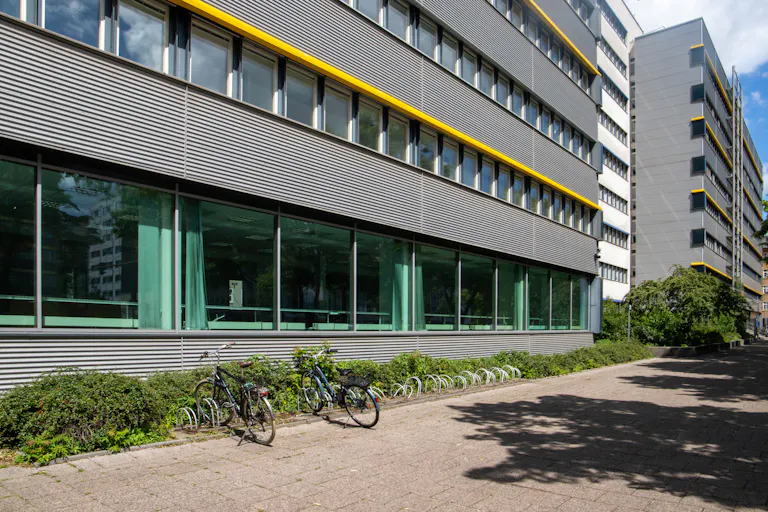 Striking Corner Space on Karl-Liebknecht-Straße with Full-Glass Frontage - Image 1