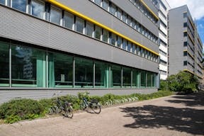 Striking Corner Space on Karl-Liebknecht-Straße with Full-Glass Frontage - Image 1