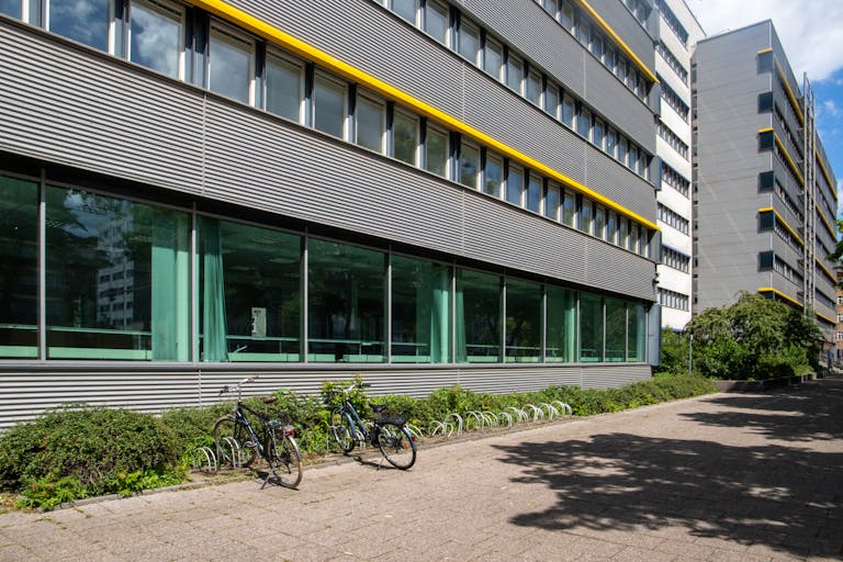 Striking Corner Space on Karl-Liebknecht-Straße with Full-Glass Frontage - Image 1