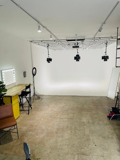 Private Office // Private Parking - Image 2