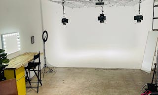 Private Office // Private Parking - Image 2