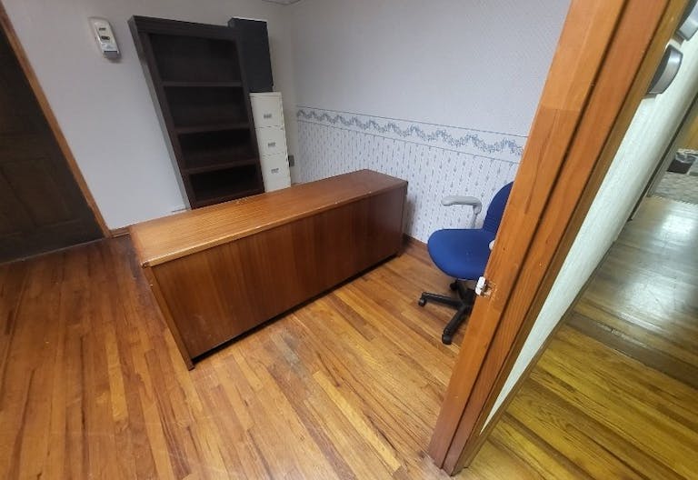 Multi-Office Space with lots of amenities! - Image 2